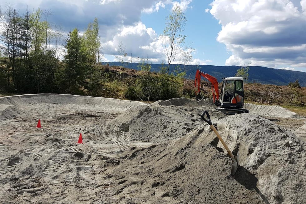 En del av arbeidet måtte utføres med tyngre redskap. Foto: Greg Saw Pumptrack Hjuksebø - gravemaskin - Greg Saw 1400x933