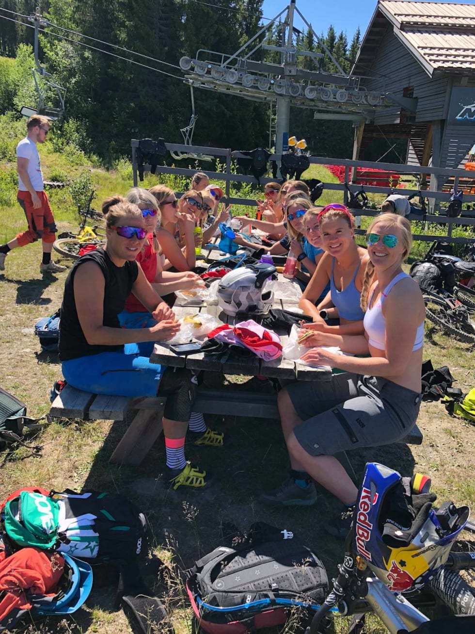 Det sosiale er viktig på jentecampene til IVRIG, og matpausen gir fine muligheter til å bli kjent. Foto: Linn Cecilie Mæhlum Hafjell jentecamp 2018 lunch - Linn Cecilie Mæhlum 1200x