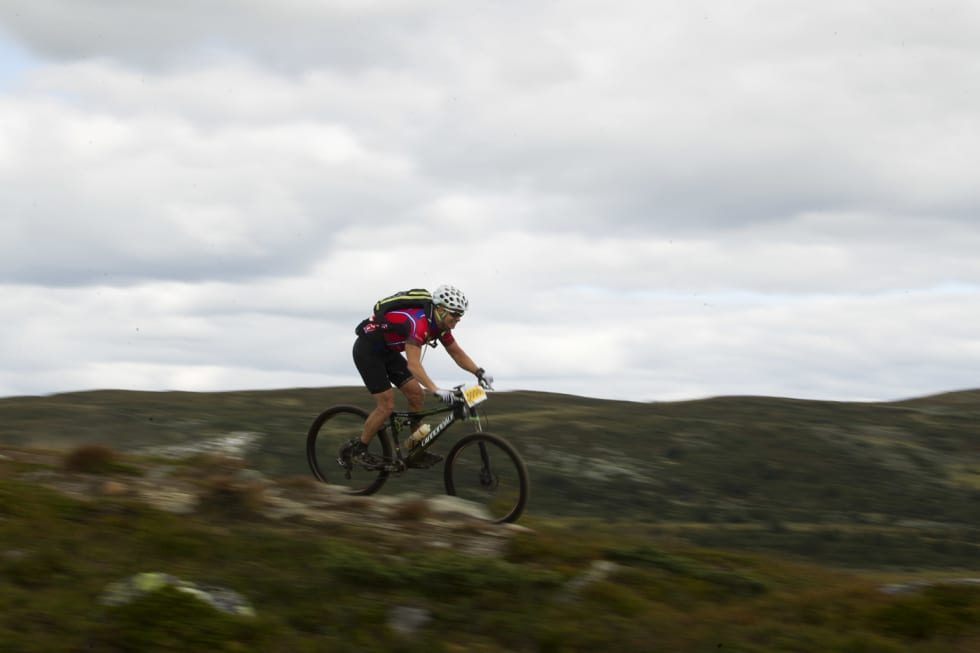 STIJEGER: Odd Erik Farstad i en grell scene-kontrast til de dype skogene på Elverum hvor han vanligvis sykler. Blid, dog. (foto: Kristoffer H. Kippernes) _KHK3491