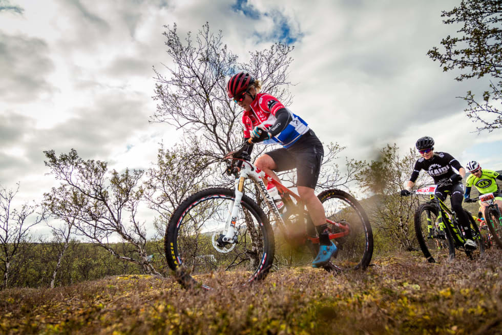Nederlands terrengmester Hielke Elferink foran Team Terrengsykkels Rakel Birkeli. Hielke Elferink - Rakel Birkeli Skaidi Xtreme 2017 - Ziggy Wantuch
