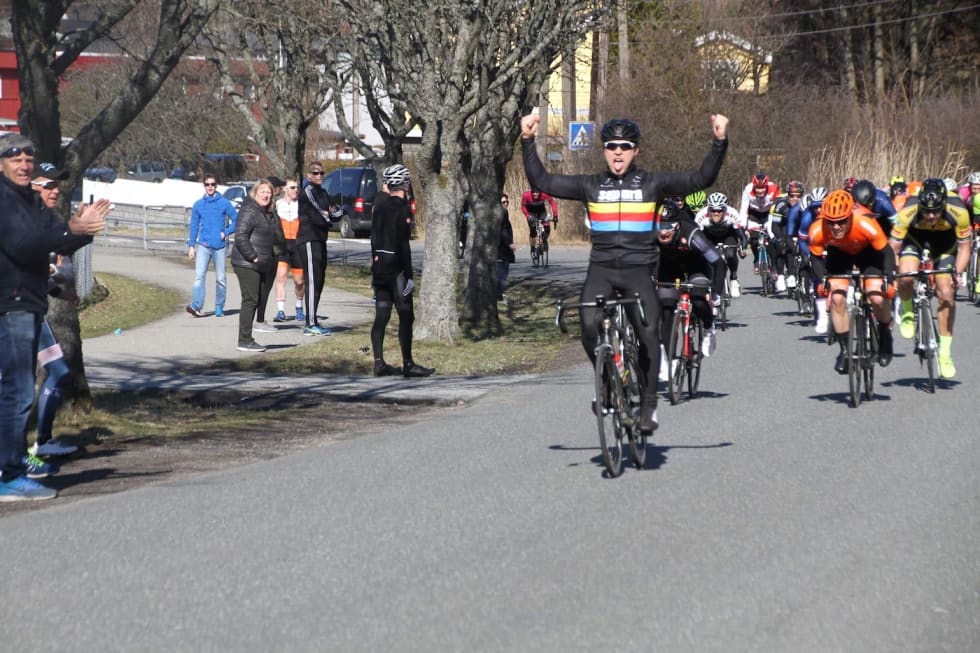 SPURTSTERK: Martin Iversby fra Fiskeklev LCs mastersatsing vant Stjernetråkken M30-34. Foto: Fiskeklev Landeveisclub Iversby Stjernetråkken 2017 - Foto Sepura Road Team 1400x933