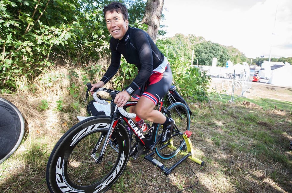 Camilla Hott varmer opp. Foto: UCI World Cycling Tour Camilla Hott - UCI Aalborg 1400x924