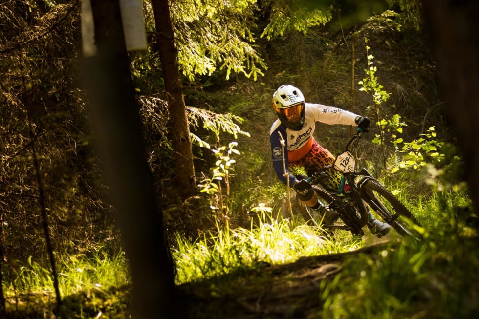 Michael Cook gjennom skogen. Foto: Snorre Veggan Michael Cook - Foto Snorre Veggan