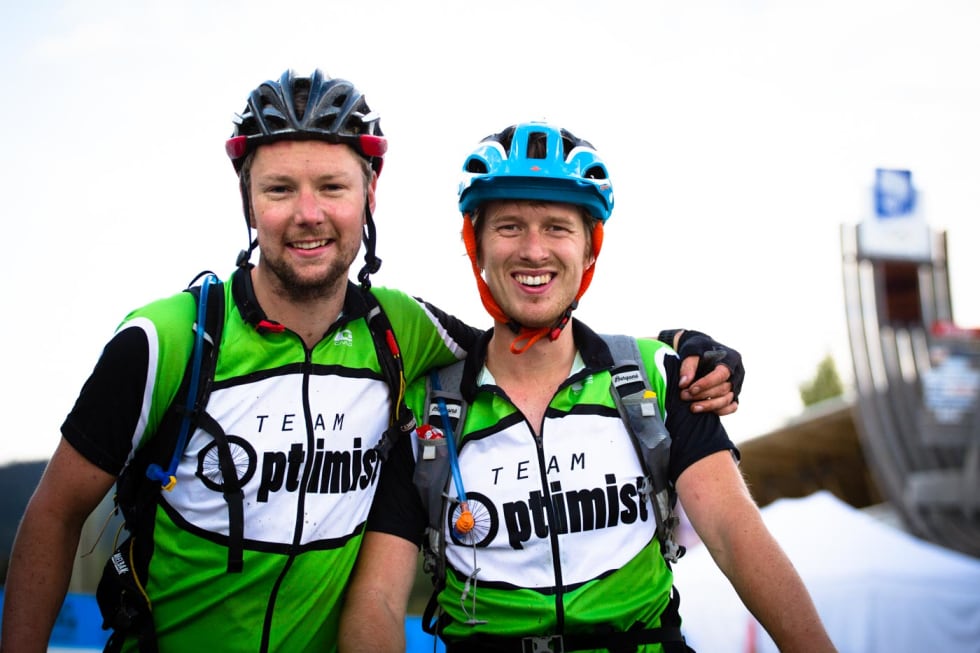 OPTIMISTER: Amund Hognestad Jensen (t.v) sykler mest på grus, men ble dratt med på UltraBirken av stisyklist Erik Resaland. Rytterne fra Team Optimist tok rittet som en tur, men var skuffet over at det ble mer trilling enn forventet. Om det skyldtes teknikk eller form sa de ingenting om (foto: Snorre Veggan). birken2014-0485a