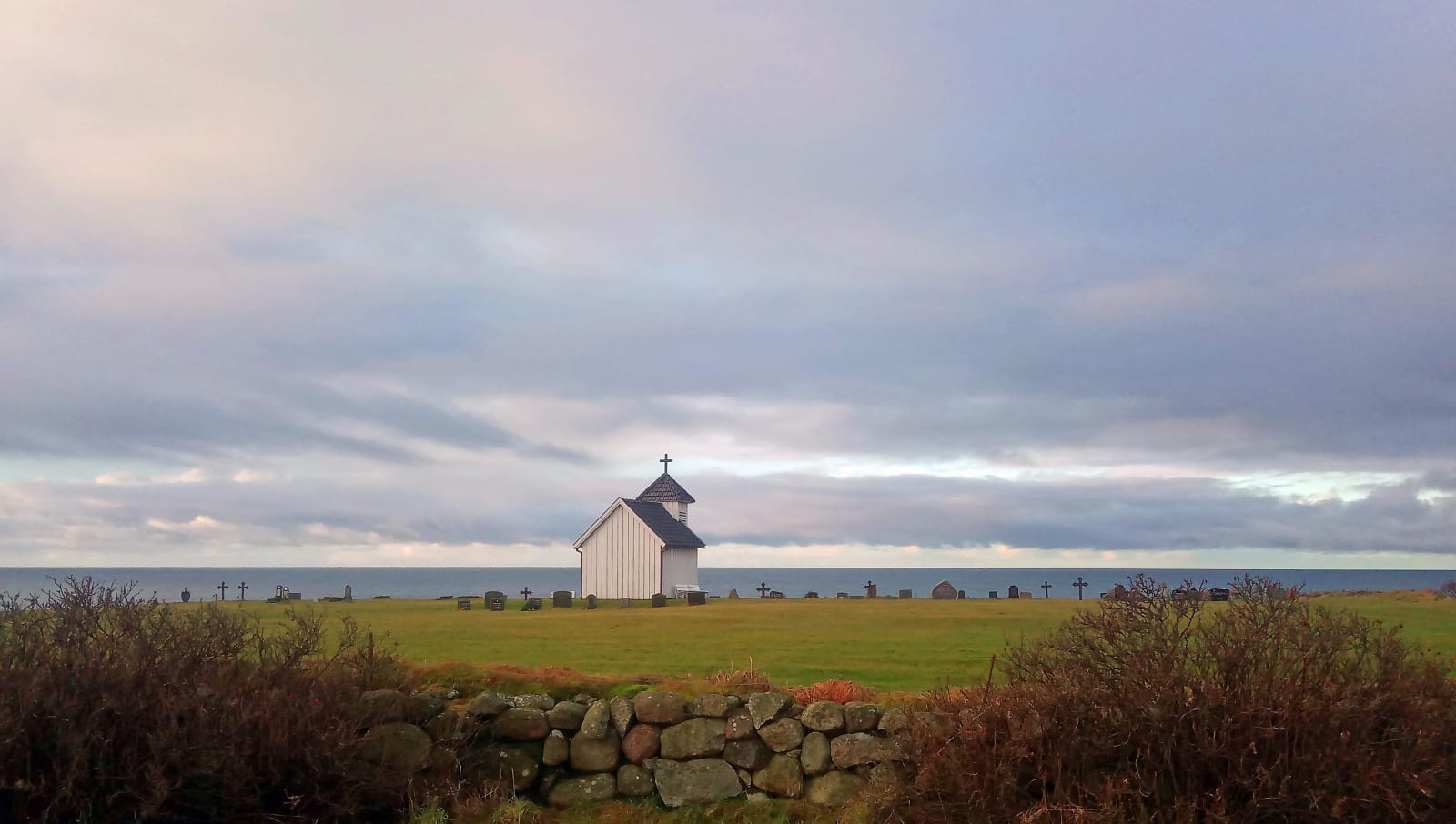 VARHAUG KAPELL: Like utanfor kysten her var det et skipsforlis i 1842 som krevde 389 russiske liv. Dei fleste vart gravlagd her på Varhaug gamle kirkegård. Foto: Tor Inge Landa