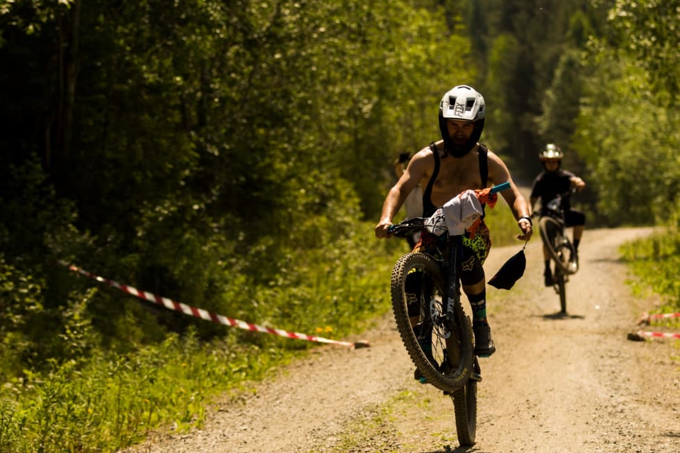 Michael Cook hadde tid og krefter til wheelies også. Foto: Snorre Veggan Michael Cook wheelie - Snorre Veggan