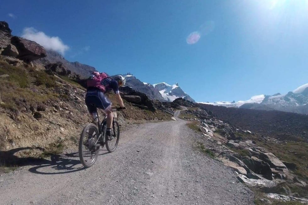 I motbakkene er det gjerne Espen Kildebo Jensen som har hatt ansvaret. Foto: Miriam Sivertsen Stage 5 Espen Kildebo Jensen climb Swiss Epic 2018 - Foto Privat 1400x933