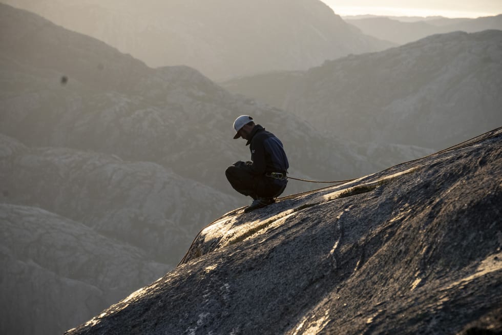 Det mentale rundt sporten er noe av det som fascinerer Martin Gravdal med slakk høyline. Her fra Kjerag tidligere i uka. Foto: Andreas Lange og Borghild Nerheim