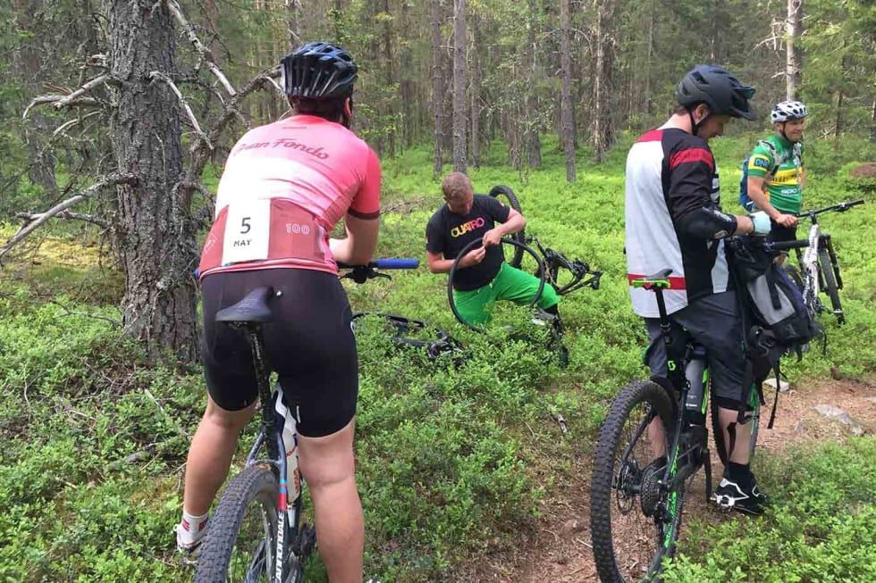 Smårusk fikses på flekken. Foto: Asgeir Linberg Trail fix - Asgeir Linberg