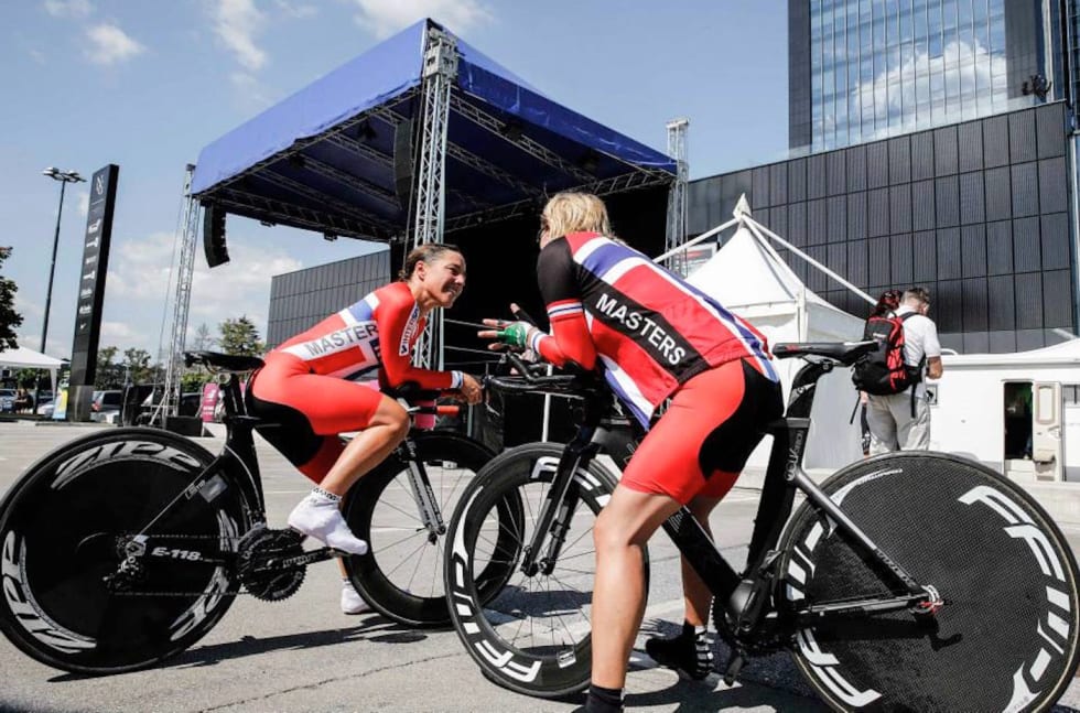 Kristin Falck (til venstre) vant fellesstarten i Masters-VM 2014. Her sammen med Trine Hanssen, som vant temporittet i sin klasse. Foto: Privat Kristin Falck - Trine Hansen - VM Master 2014 - UCI