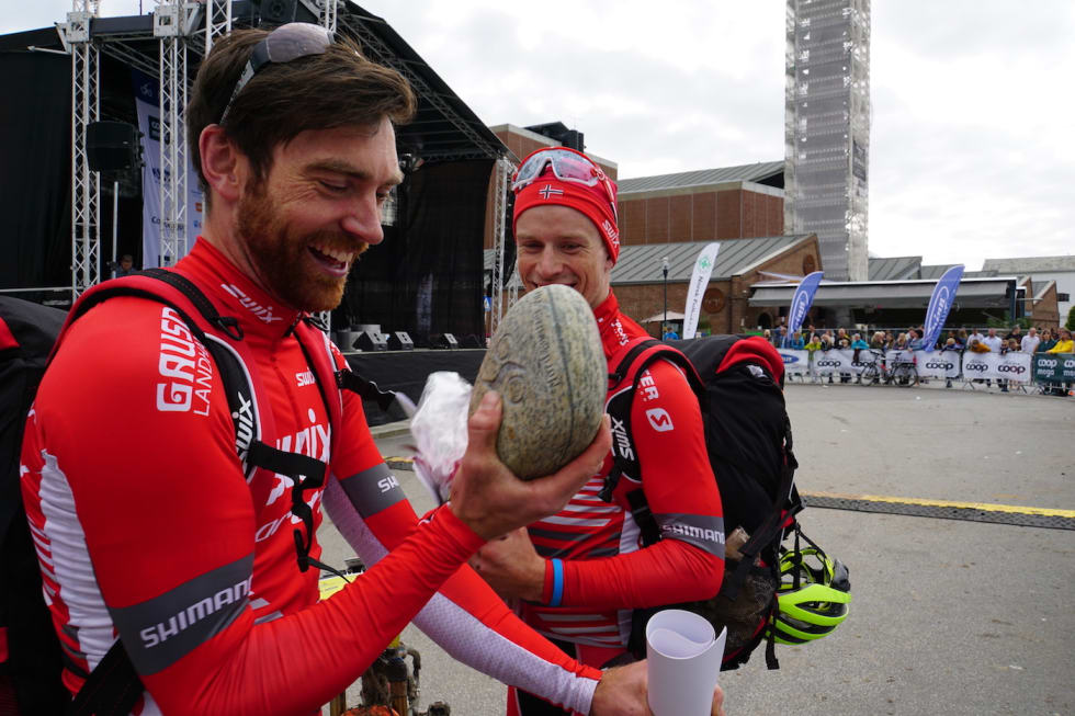 Vidar Mehl måtte nøye seg med å se på førstepremien til Ole Hem i fjor. I år er de begge tilbake for å vinne Nordsjørittet MTB Marathon. Foto: Stine Haraldseth Vidar Mehl - Ole Hem - award - Nordsjørittet 2017 Stine Haraldseth