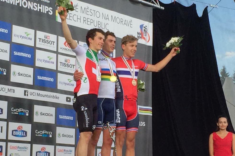 Pallen i juniorklassen: Vital Albin fra Sveits, Thomas Bonnet fra Frankrike og Tobias Halland Johannessen fra Norge og Soon CK. Foto: Privat Vital Albin - Thomas Bonnet - Tobias Johannessen VM XCO 206 - Privat 1400x933