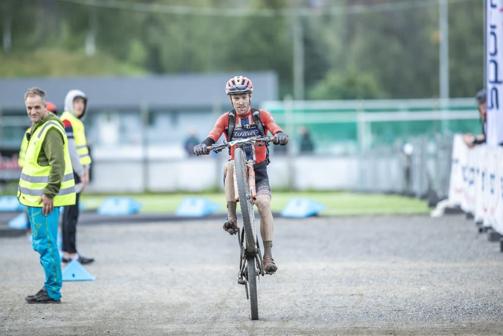 Ole Hem over mål med en wheelie. Foto: Pål Westgaard