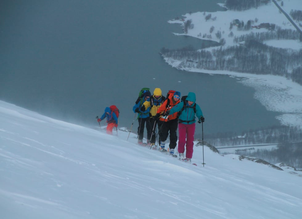 Skredworkshopdeltakere hos Fjellsportgruppa i Troms Turlag på vei opp mot Vågtinden. Foto: Svein Mortensen. / Toppturer i Troms.