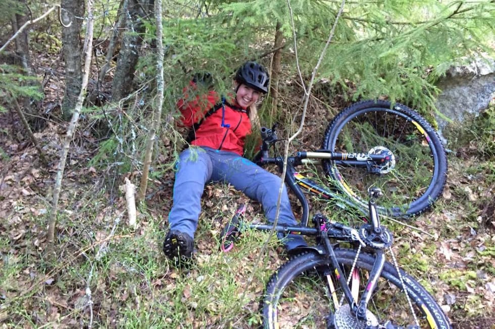 Smilet sitter løst på jenteturene, både av og på sykkelen. Her er det lov å prøve seg fram og se hvor grensene går. Foto: Hanne H. Karlsen GIF Jentetur crash - Hanne H Karlsen 1400x933