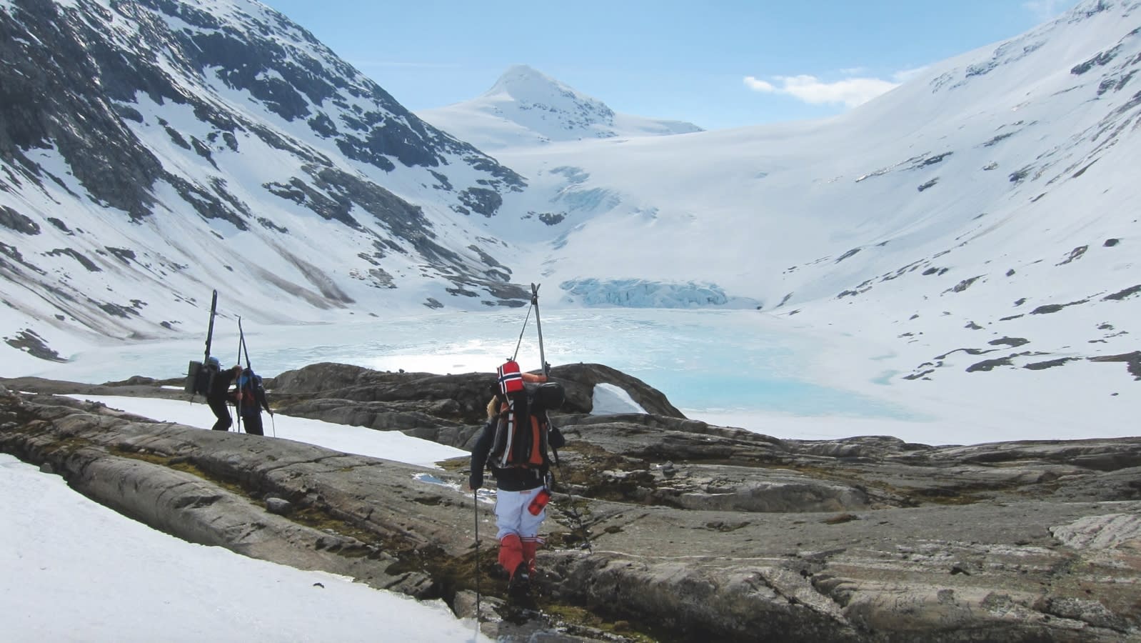 SNART SNØ UNDER BEINA: Erdalsbreen innerst i Erdalen er vanlig rute opp til Jostedalsbreen. Denne gangen må vi gå rundt vannet. Foto: Kristin Kjensberg
