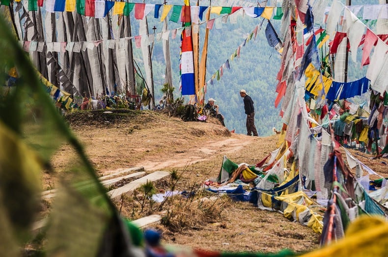 BUDDHISME: Tashi guider oss gjennom gamle templer og bønneflagg på vei opp mot Tiger’s Nest.