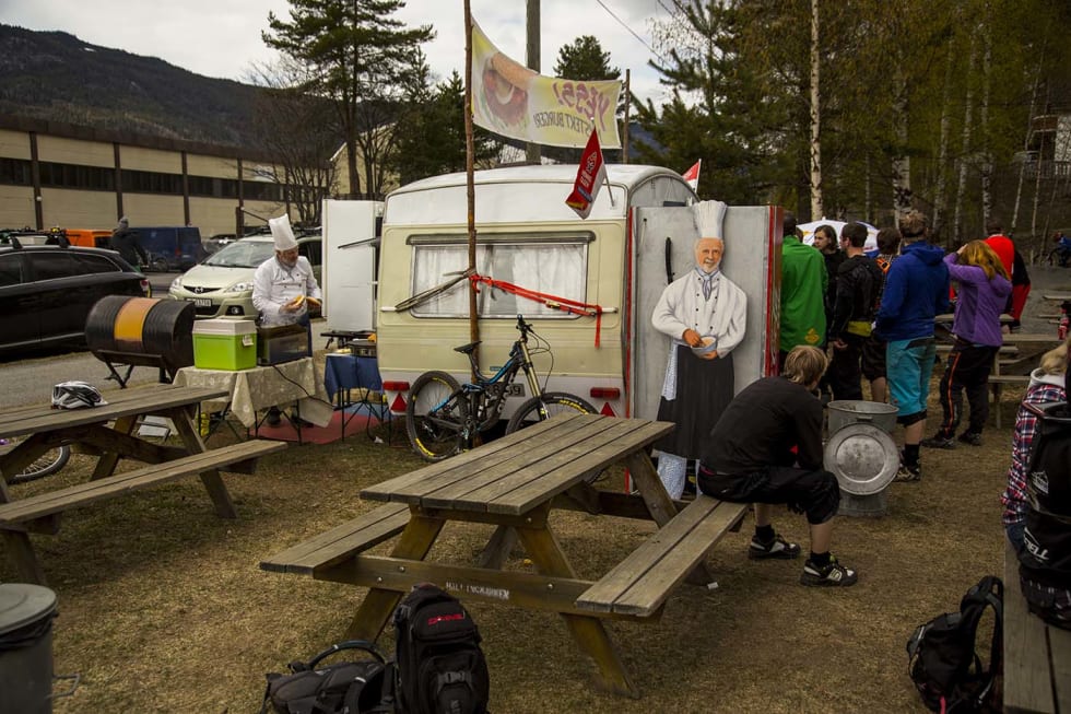 BURGER TIL FOLKET: Perfekt post-ride-mat ble servert. IMG_5077 copy