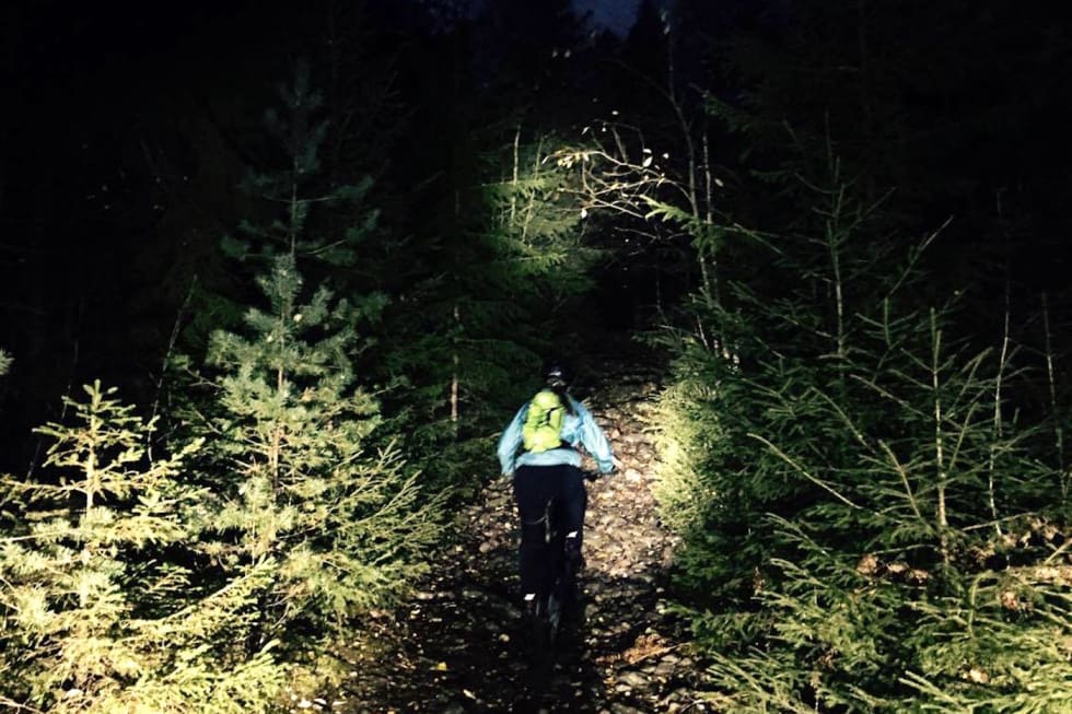Når høsten kommer må lyktene fram. Jentetur er det uansett hver mandag, hele året og uansett vær. Foto: Hanne H. Karlsen GIF jentetur fall 2016 - Hanne H Karlsen 1400x933