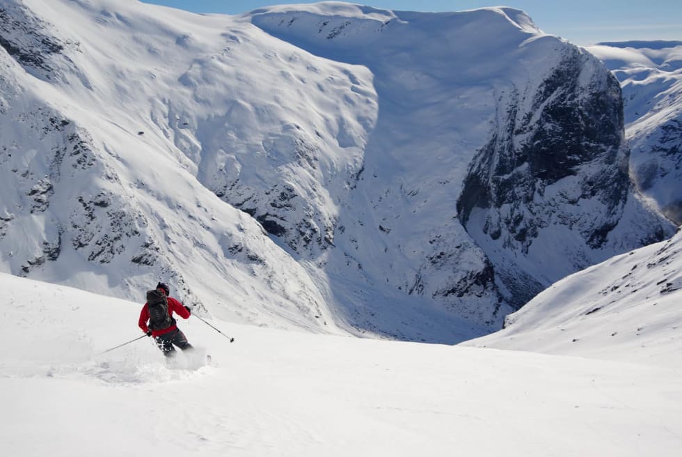 MEKTIG: Ingvald Kvåle setter telemarksvinger i løssnøen ned mot Tverrdalen innerst i Stardalen. Fjellet Gallen midt i mot. Foto: Brit Siv Fimland.