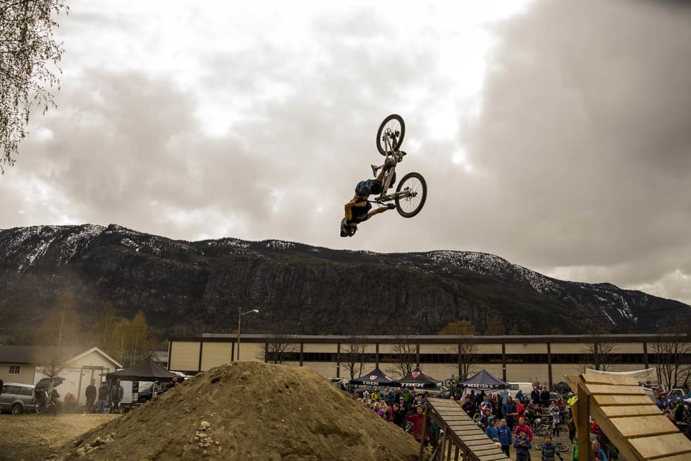 KONKURRANSER: Whip off konkkuranse ved pumptracken i Nesbyen. Andreas Vold lander backflip på andre forsjøk. IMG_5198 copy