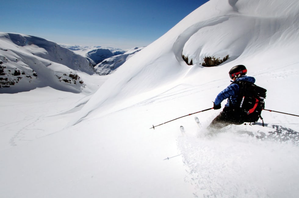 SUNNFJORD TAK: Snønipa er områdets høyeste fjell, og nedkjøringen mot Veiteberg en av de fineste. Foto: Torje Bjellaas