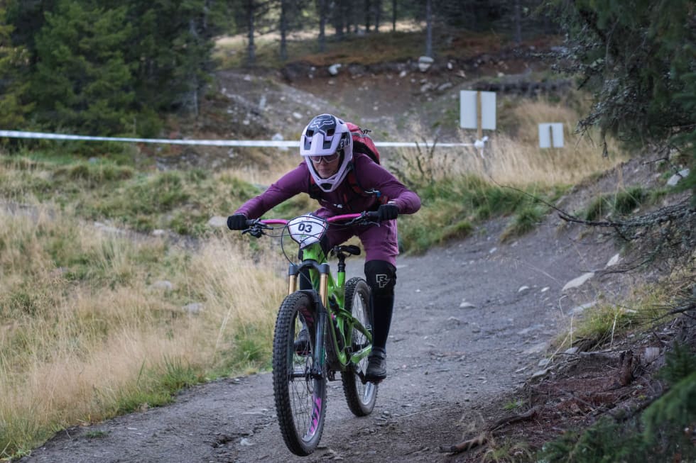 Anette Røssum Bastnes syklet inn til tredjeplass i Hafjell Enduro. Foto: Aurora Schjølberg Anette Røssum Bastnes - Hafjell Enduro 2018 - Aurora Schjølberg 1400x933