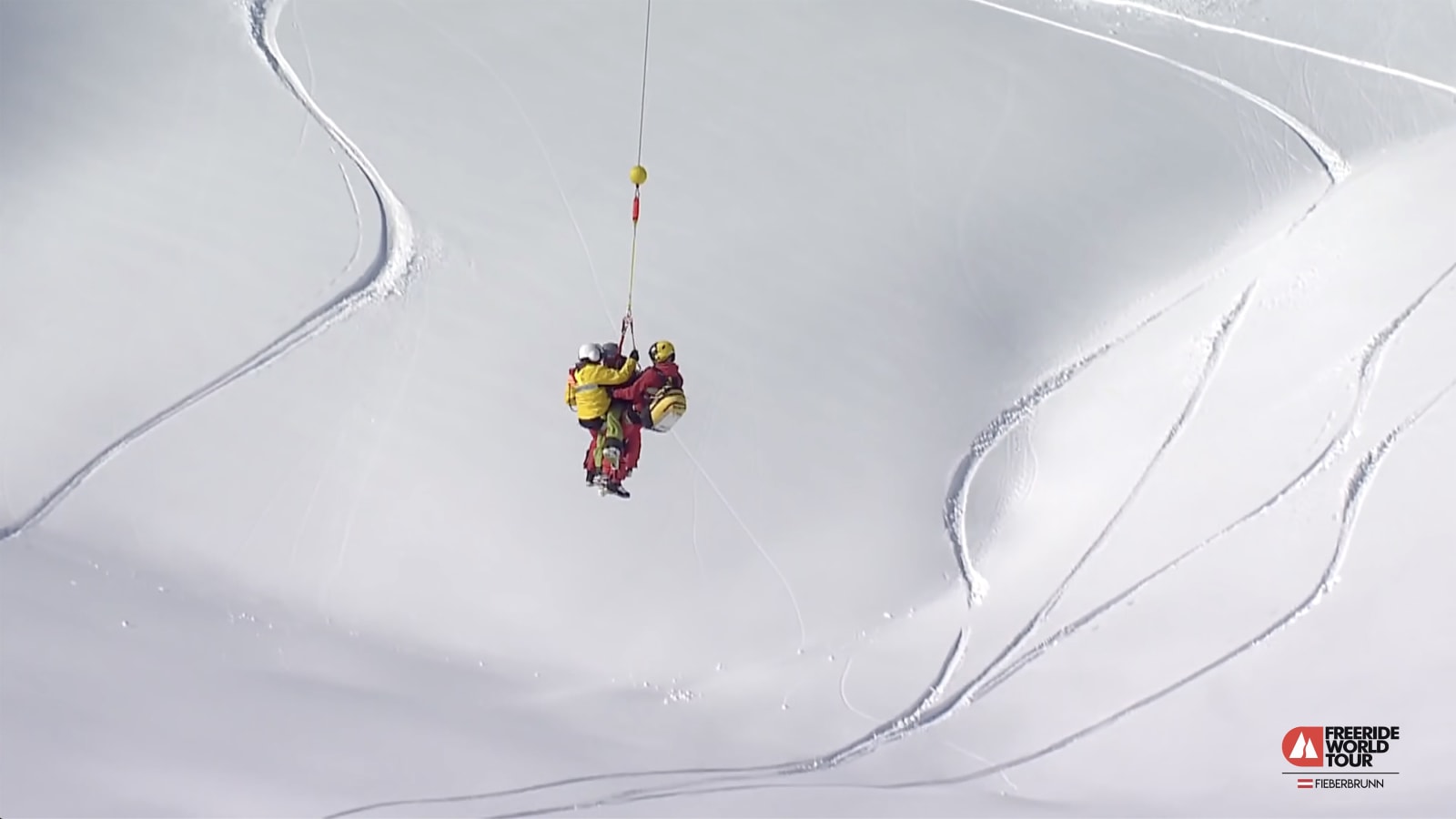 REDNINGSAKSJONEN: Skadeomfanget etter sammenstøtet med fjellet utvilsomt alvorlig, og Dennis Risvoll blir hentet ut av ambulansehelikopter. Bilde: Skjermdump FWT