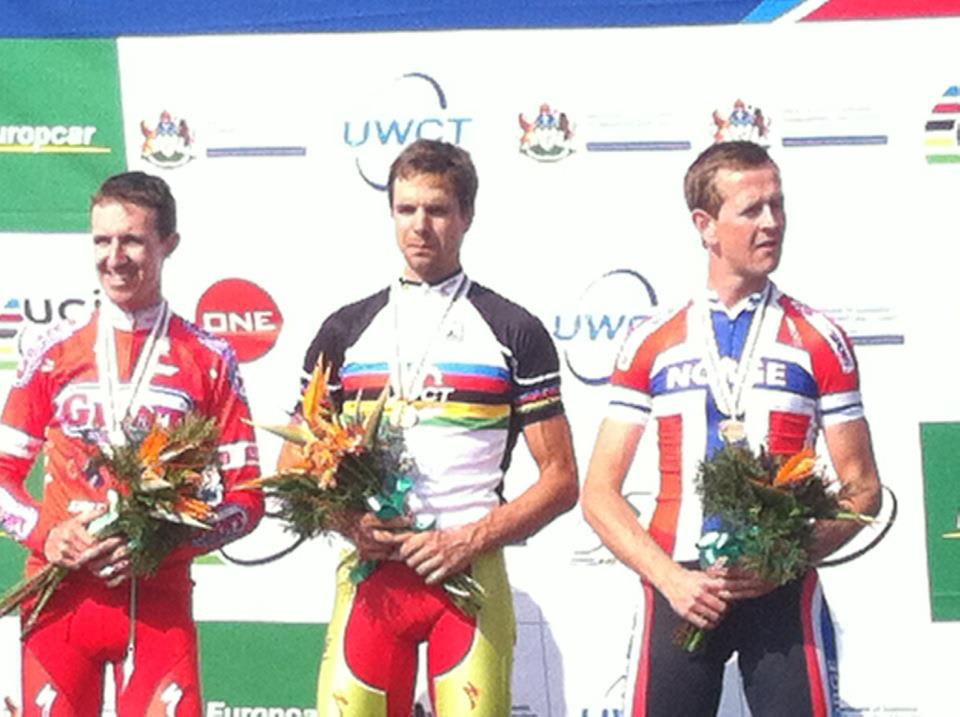 Fra VM i Sør-Afrika tok Jone Ellingsen både bronse på tempo og sølv på fellesstart. Her med James Mattes (USA) og Igor Kopze (SLO). Foto: Privat VM 2012 Sør Afrika - Jamea Mattis USA - Igor Kopze SLO - Jone Ellingsen