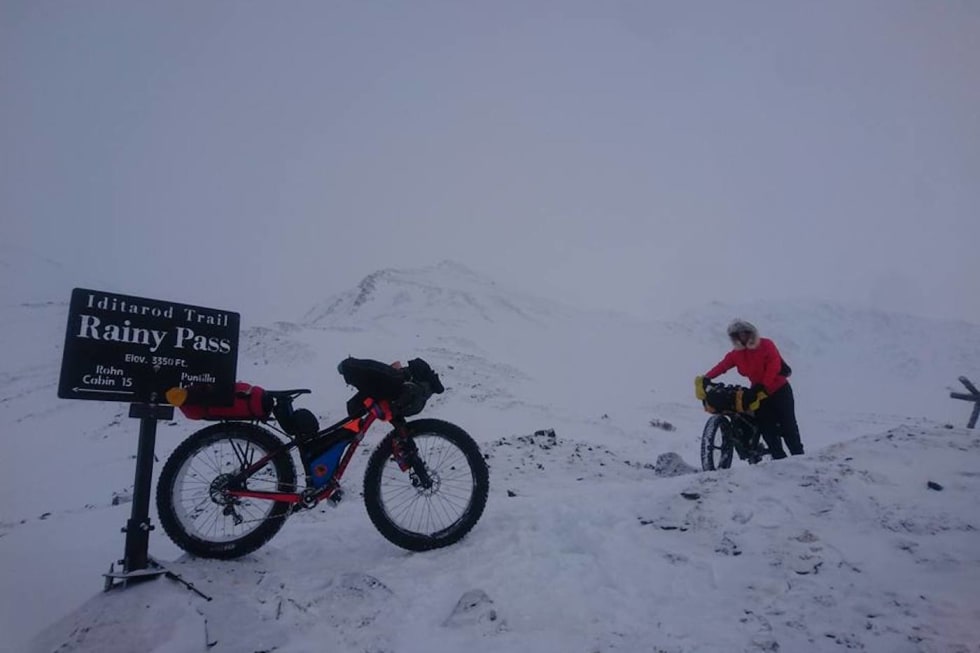 Sykkelen veide rundt 25 kilo med oppakning, og måtte ofte dyttes opp og over fjellpassene. Foto: Privat Nina Gässler Iditarod Trail Invitational 2018 Rainy Pass Foto Privat1400x933