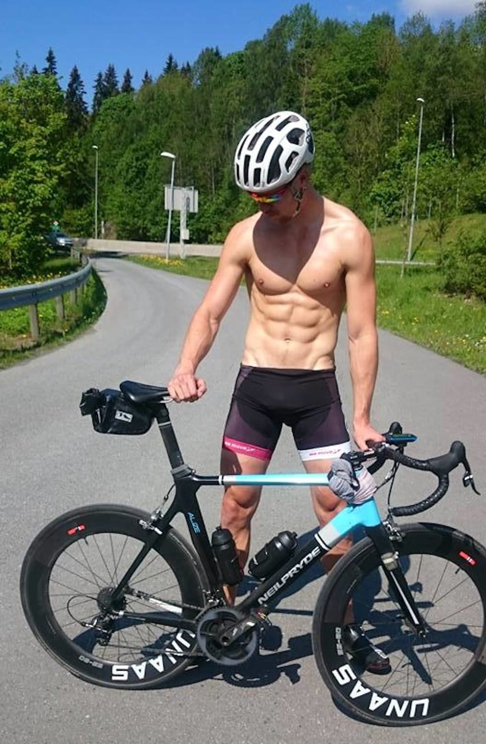 BARIS: Å sykle uten trøye er en del av Knut Sandes varemerke, og han må ha et sted å gjøre av klærne når muligheten byr seg. Knut Sande baris 2017 - Foto Privat 1000x