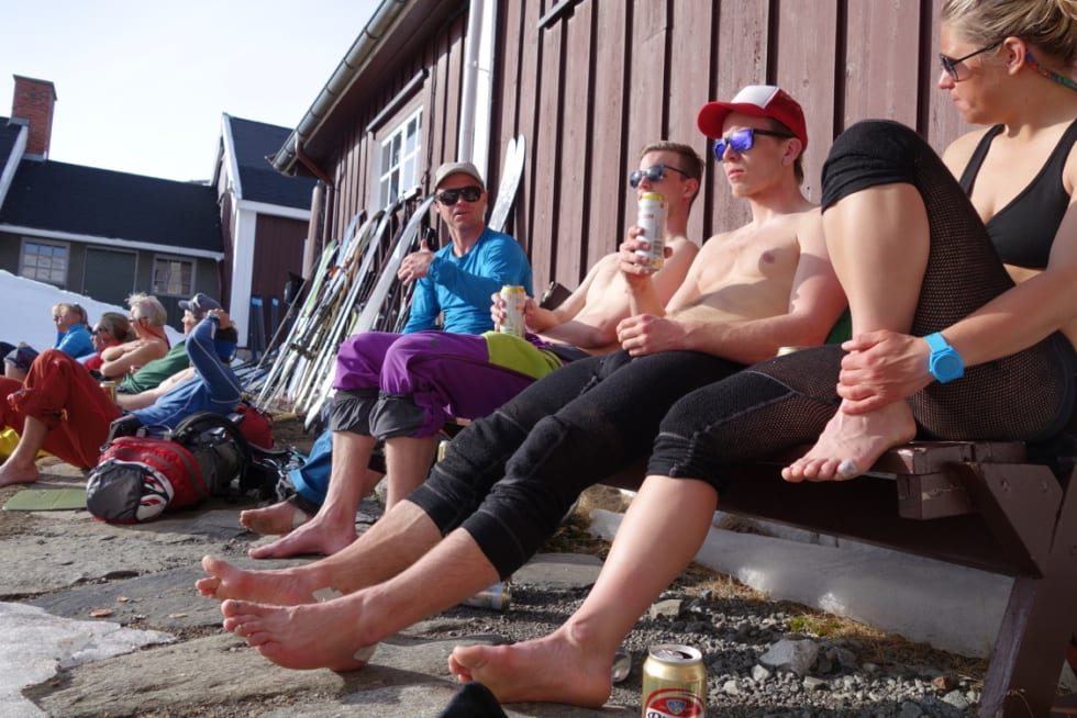 SPreke turdeltagere nyter solen i hytteveggen. Foto: Erlend Sande