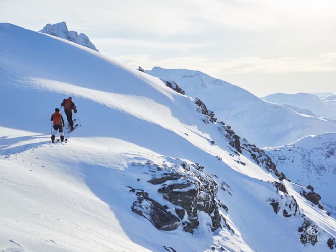 MOT TOPPEN: Lars Pahle Tønsberg og Eira Granviken Midtgaard på vei mot toppen. Foto: Timme Ellingjord