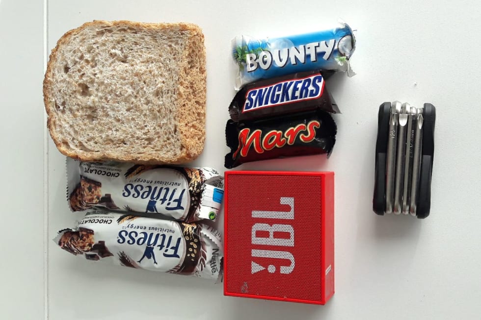LOMMEMAT: Brødskiver med mye Nugatti, et par barer og småsjokolader, samt musikk og Umbracosett er fast på lomma til Knut Sande. Knut Sande lommemat - 1400x933