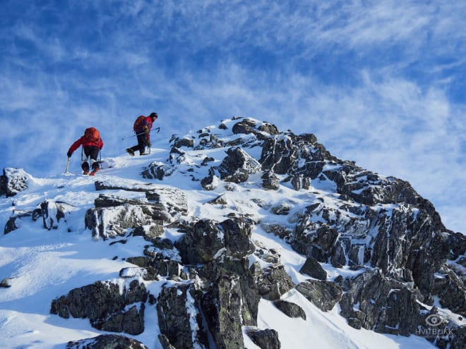 KREVENDE FORHOLD: Vindpåvirka snø og bratt terreng på Litletind. Foto: Timme Ellingjord