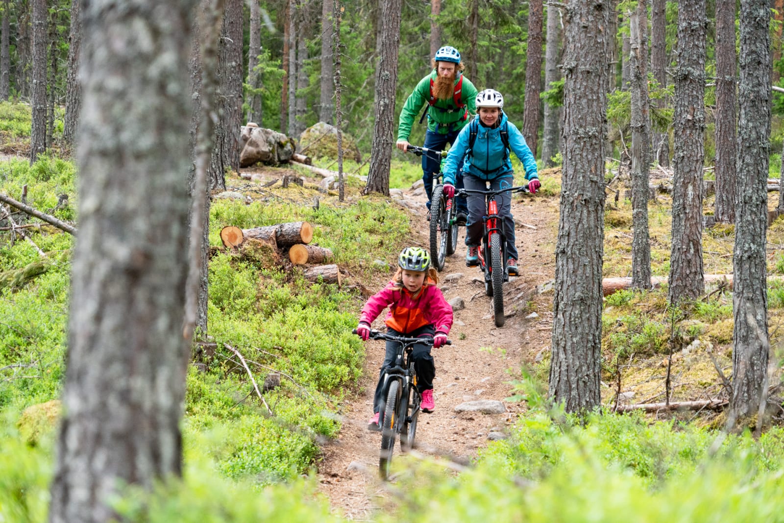 VI HAR ALLE VÆRT NYBEGYNNERE: Sykkelekspert Aslak Mørstad har reist til Trysil for å hjelpe mor Irene og datter Live med syklingen. Bilde: Christian Nerdrum