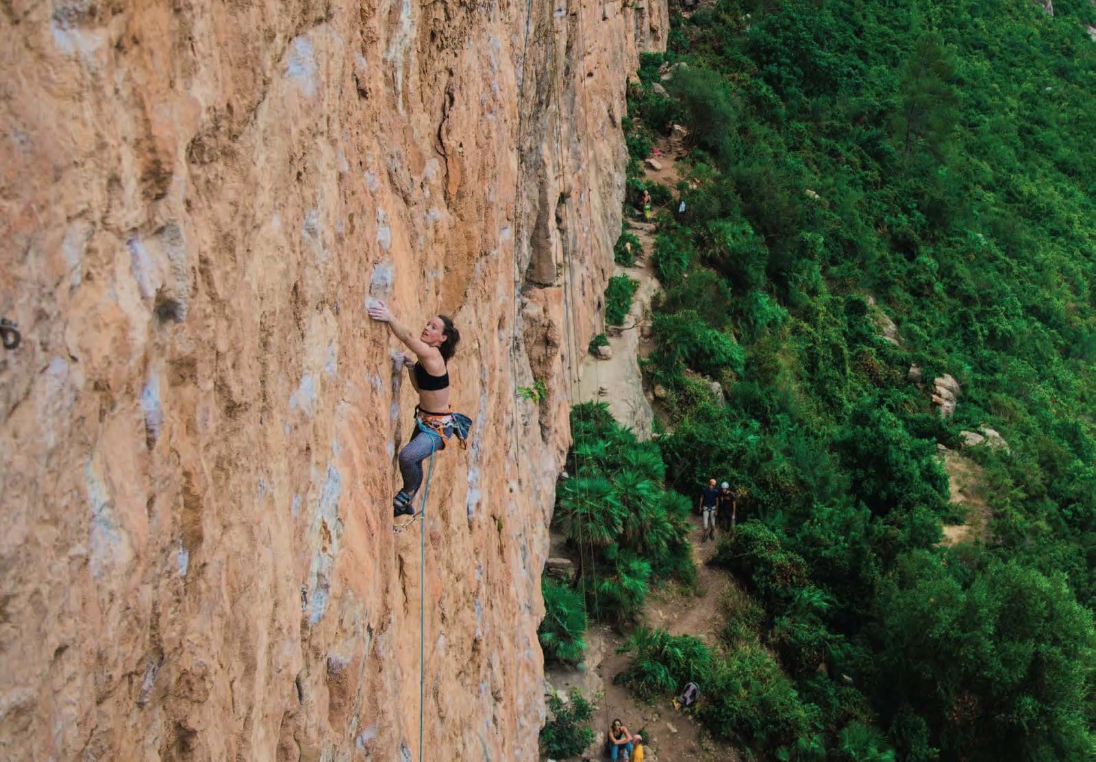 DRA PÅ: Reidun Bolsø klatrer La Dõna (7b+). Foto: Terje Aamodt