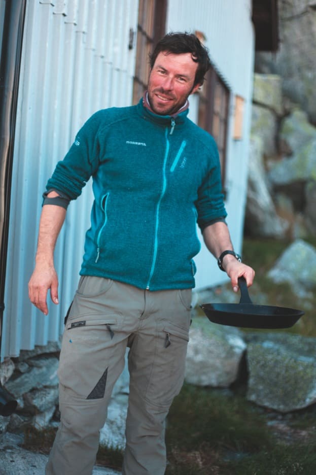SPISE UTE: Ronny har hatt matguru Bent Stiansen som mentor. Han har kokkelert på de mest avsidesliggende steder. Foto: Matti Bernitz
