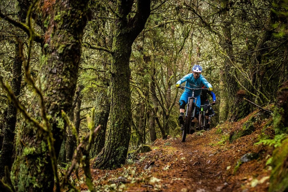 LEGENDE: Fabien Barel er kjent for å ha sterke meninger om utstyr, og er i stor grad med på å utvikle syklene hos Canyon. På presselanseringen på Madeira var han på plass for å svare på spørsmål - og sykle fra/med journalistene. Canyon_Madeira17_N3X7868