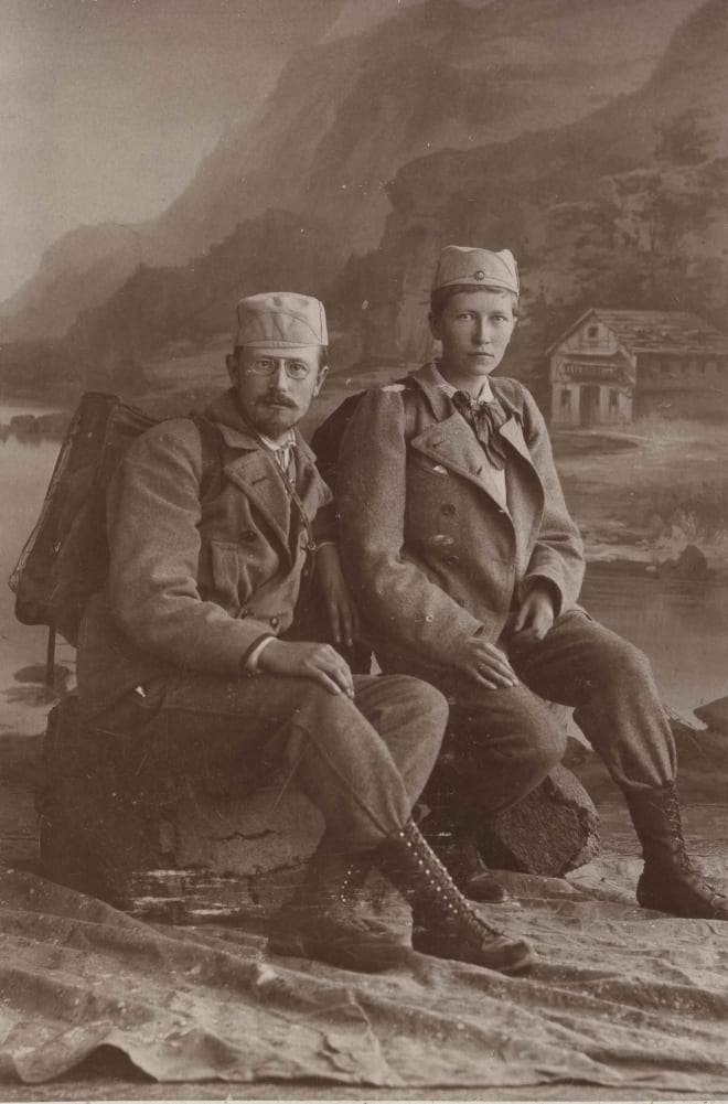Thekla Resvoll med sin kommende ektemann etter en fjelltur i 1896. Dette er det første kjente fotografiet av en norsk kvinne i bukser uten skjørt over. Fotograf: Marie Roseland. Tilhører MUV, Universitetet i Oslo.