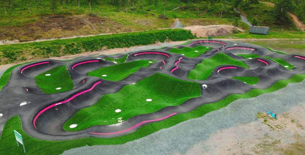 PUMPTRACK-VM: I verdens nordligste VM-sertifiserte pumptrack kan du i september kvalifisere deg til VM i Leogang, Østerrike. Foto: Skjermdump pumptrack-vm i harstad,