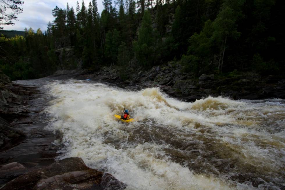 I FARE: Dette er det nest siste stryket på Øvre Skogsåa, like under denne sklia venter Storfossen. Om kort tid blir slike vannstander svært sjelden. Mathias Fossum på sin andre hjemmebane. Øvre Skogsåa