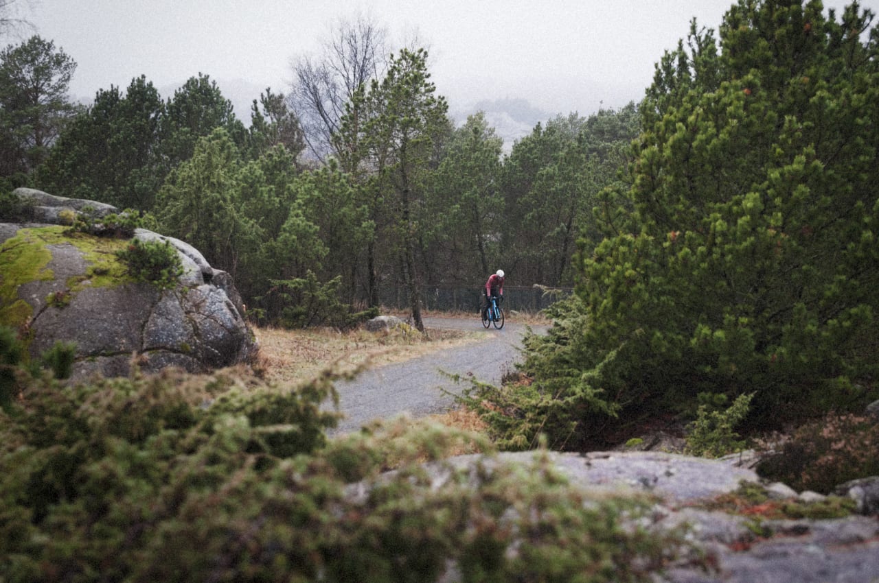 KORT OG GODT: Til tross for at bakkene aldri blir virkelig lange, får klatrebeina likevel kjørt seg der landskapet bølger bratt opp og ned dagen igjennom. Foto: Jørgen Rydheim.