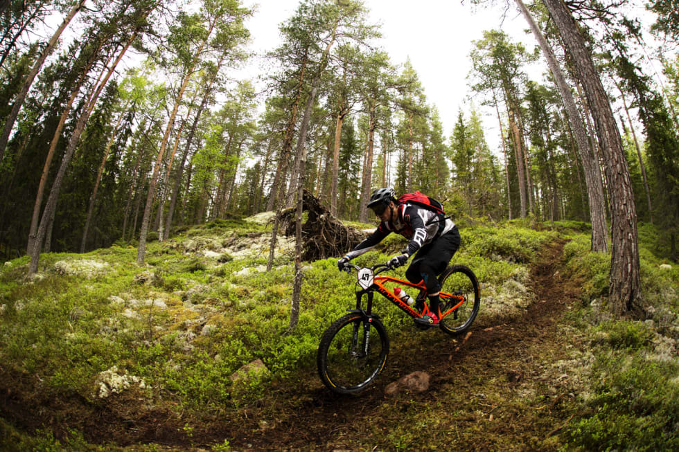 SOGGY: Til tross for et regnskyll dagen før, holdt stiene seg godt under søndagens ritt. Litt trådt ble det dog noen steder. Espen Johnsen gir gass på SS1. _IPP9108