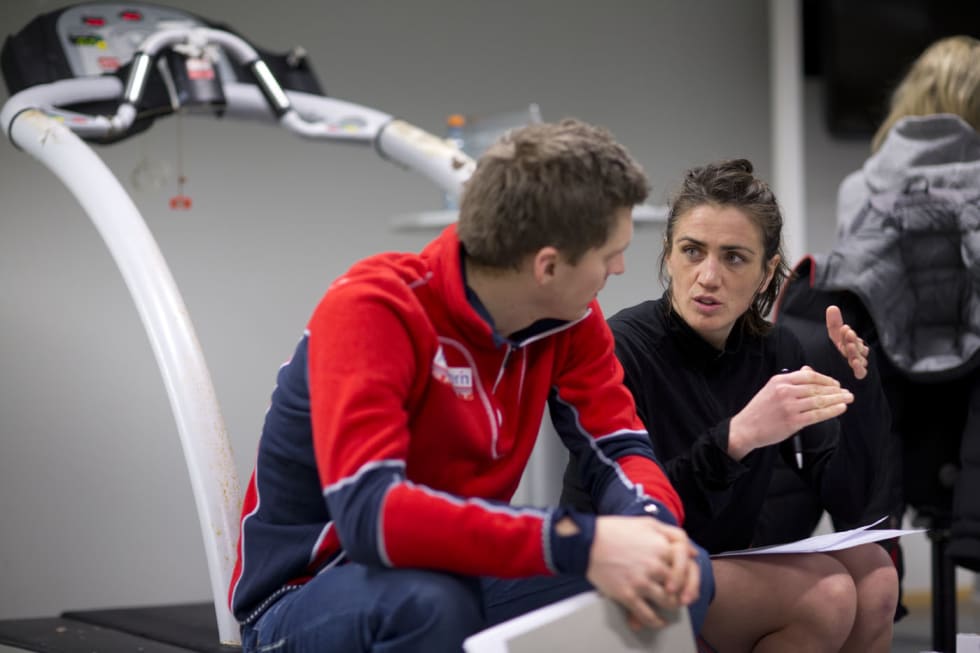 MAX: Sunniva Drings har fått som utfordring å jobbe med maks-kapasiteten sin. Her diskuterer hun med Ola Kjøren under testing. Foto: Kristoffer H. Kippernes _IPP6808