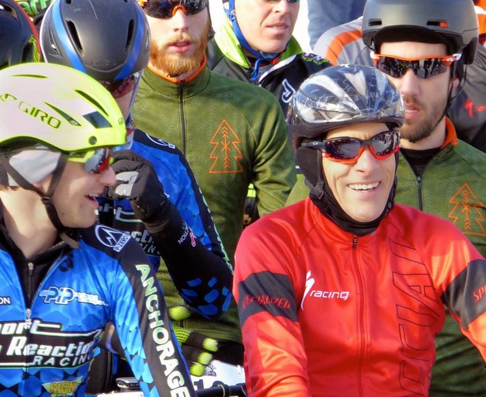 DUELL: Ned Overend (i rødt) måtte se seg slått av Will Ross (til venstre) i Fatbike Birkie.