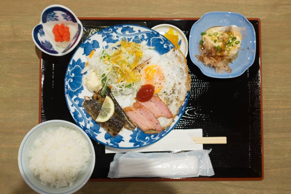 Frokost: En typisk Japansk frokost. Egg, kjøtt, fisk, ris, rogn, salat og fermenterte grønnsaker.