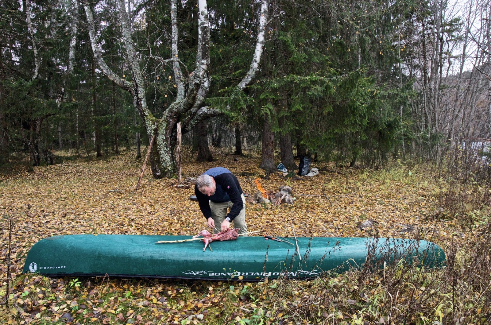 VILTKOKK: Matt Skuse, som du kanskje drar kjensel på fra UTEs nettserie Villmarkingen har laget mat med kanoen som kjøkkenbenk før.