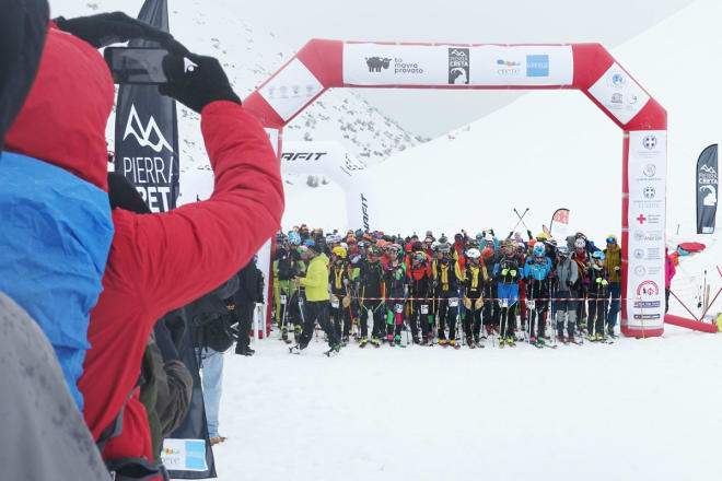KLARE FOR KALAS: 200 deltagere i ferd med å starte den trivelige randonéekonkurransen som først og fremst er en fest. Foto: Tore Meirik
