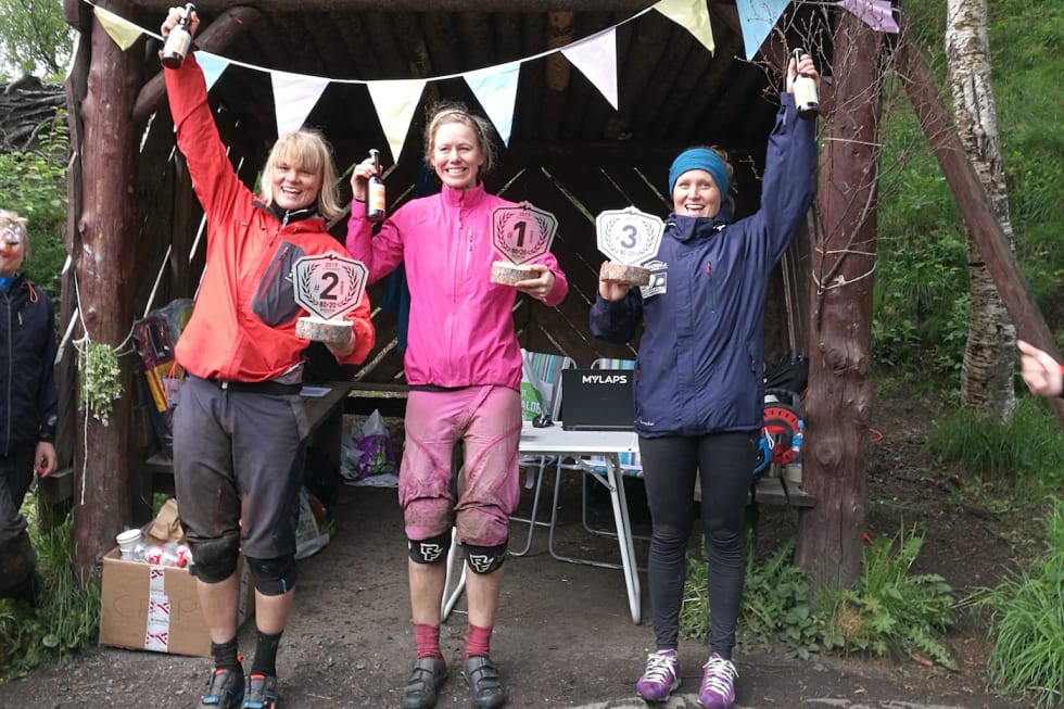 Bodø Enduro var Anette Røssum Bastnes første seier i 80/20-serien. Hilde Sangesland Strædet ble nummer to og Vera Leivsdottir nummer tre. Foto: Alice Grindheim Hilde Sangesland Strædet - Anette Røssum Bastnes - Vera Leivsdottir - Bodø Enduro 2017 - Foto Alice Grindheim 1400x933